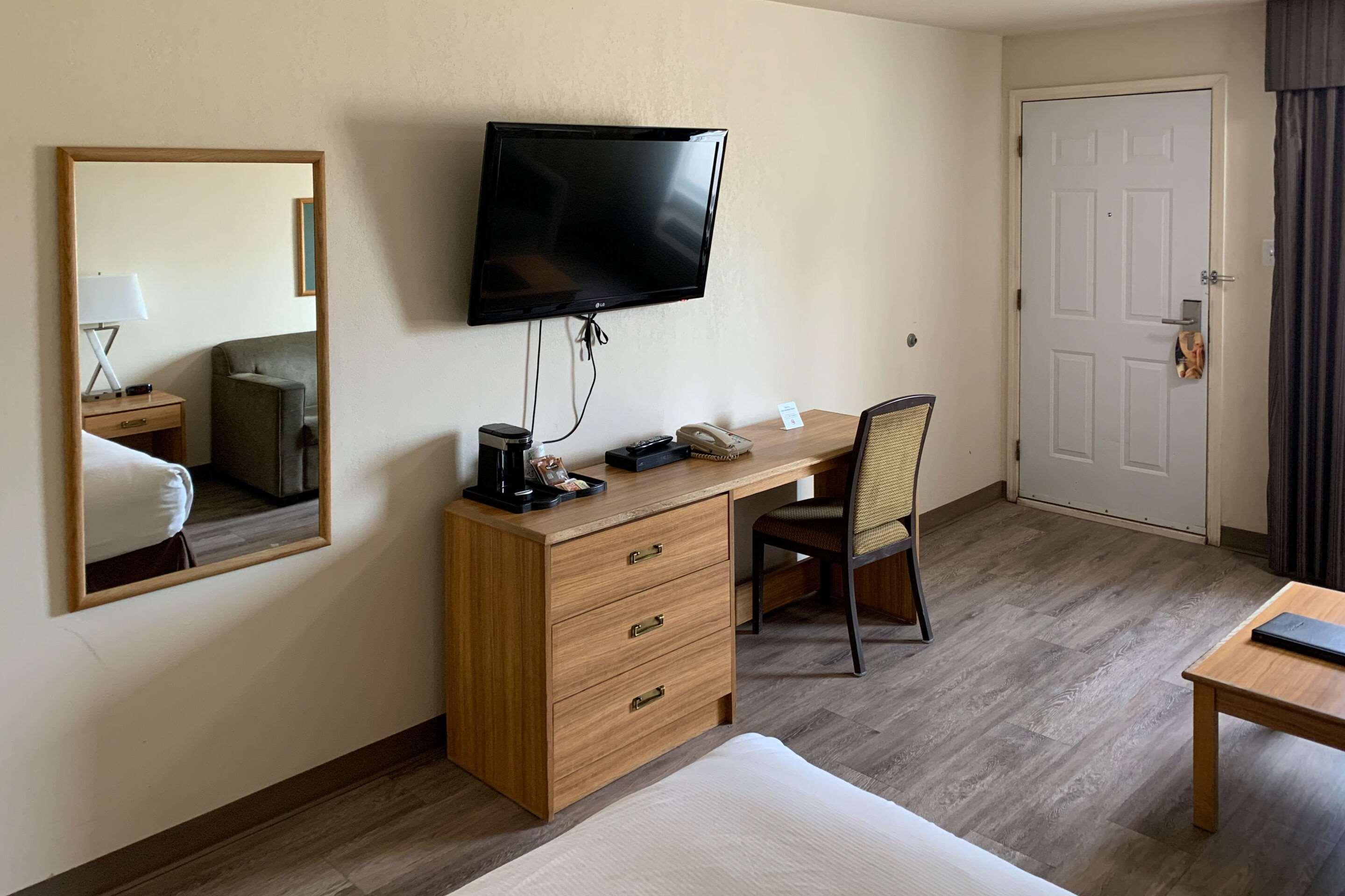 Sky Palace Inn & Suites By Jasper Beeville Εξωτερικό φωτογραφία