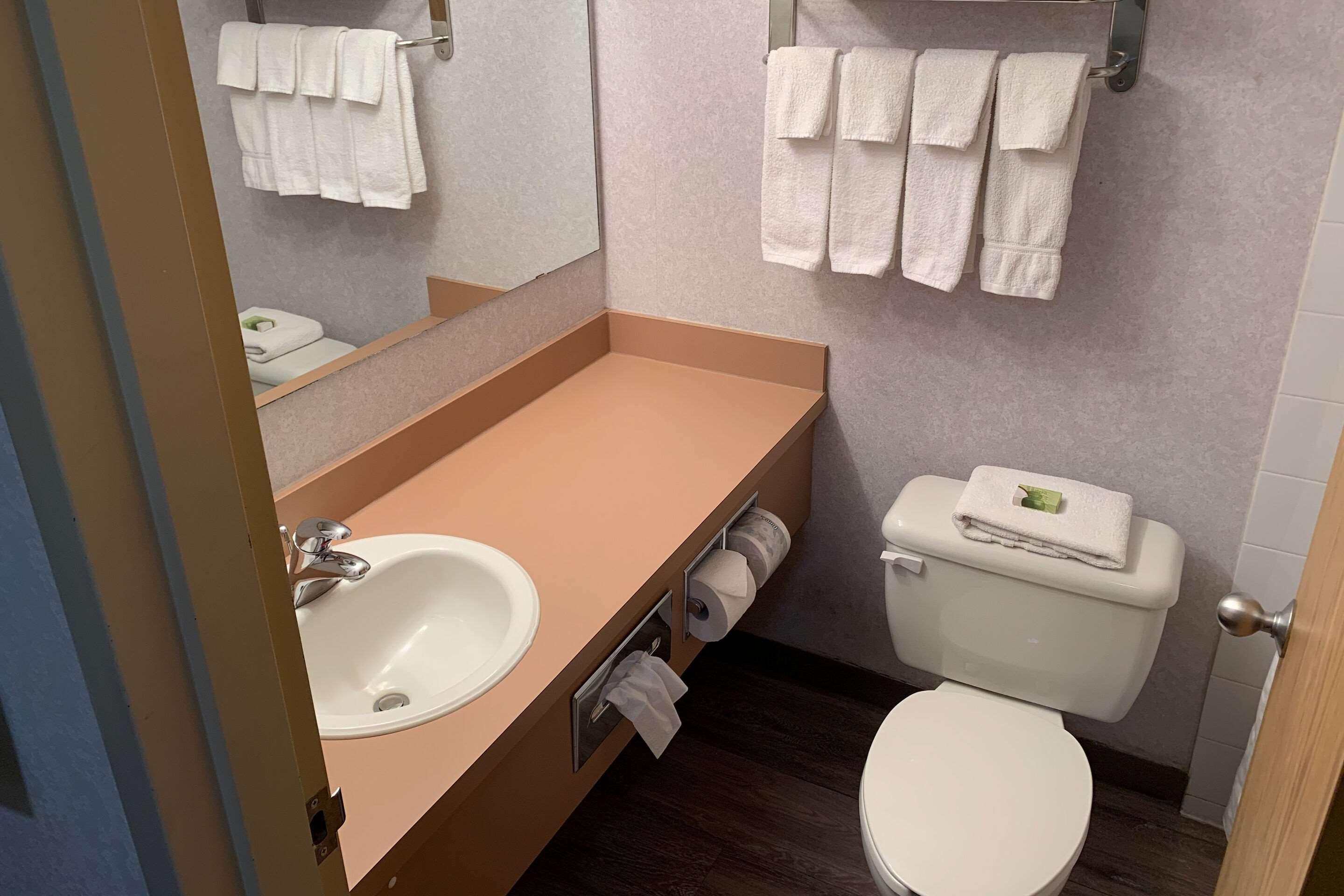 Sky Palace Inn & Suites By Jasper Beeville Εξωτερικό φωτογραφία