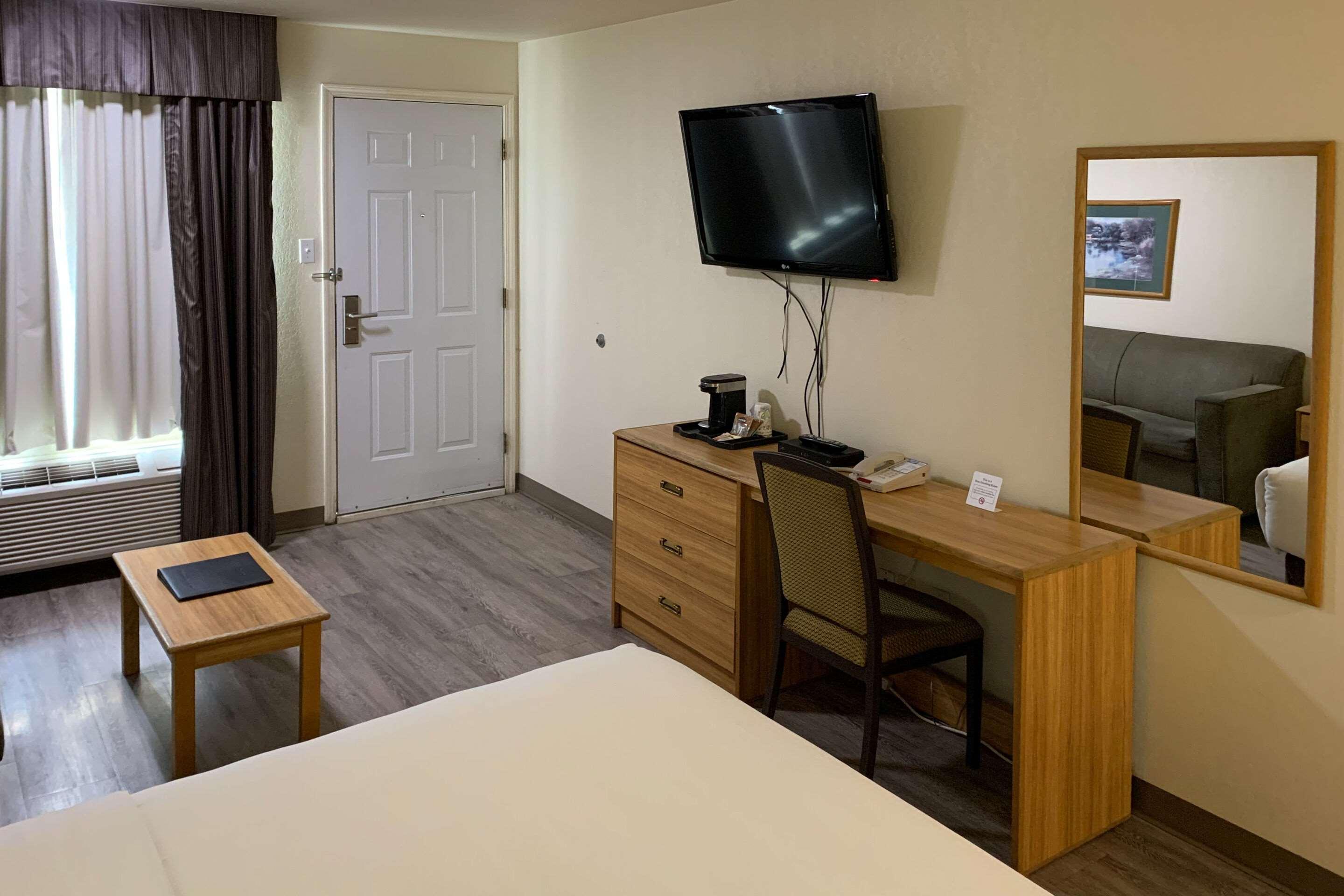 Sky Palace Inn & Suites By Jasper Beeville Εξωτερικό φωτογραφία