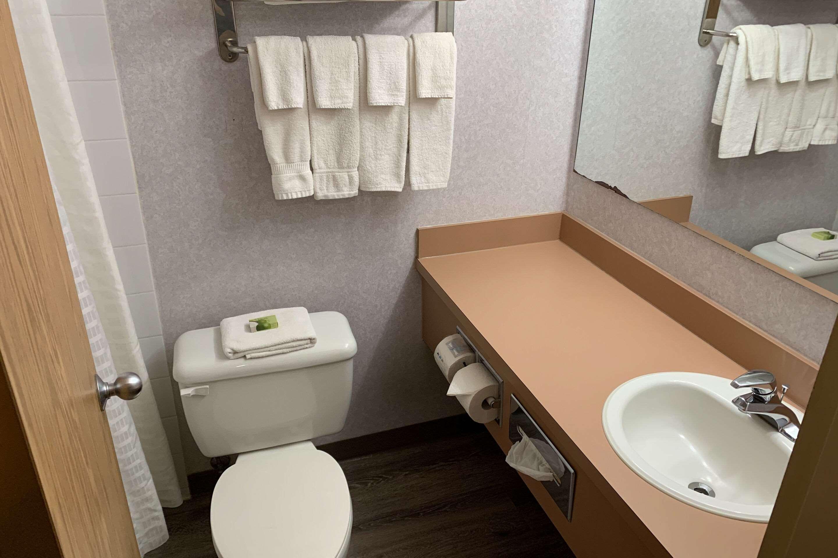 Sky Palace Inn & Suites By Jasper Beeville Εξωτερικό φωτογραφία