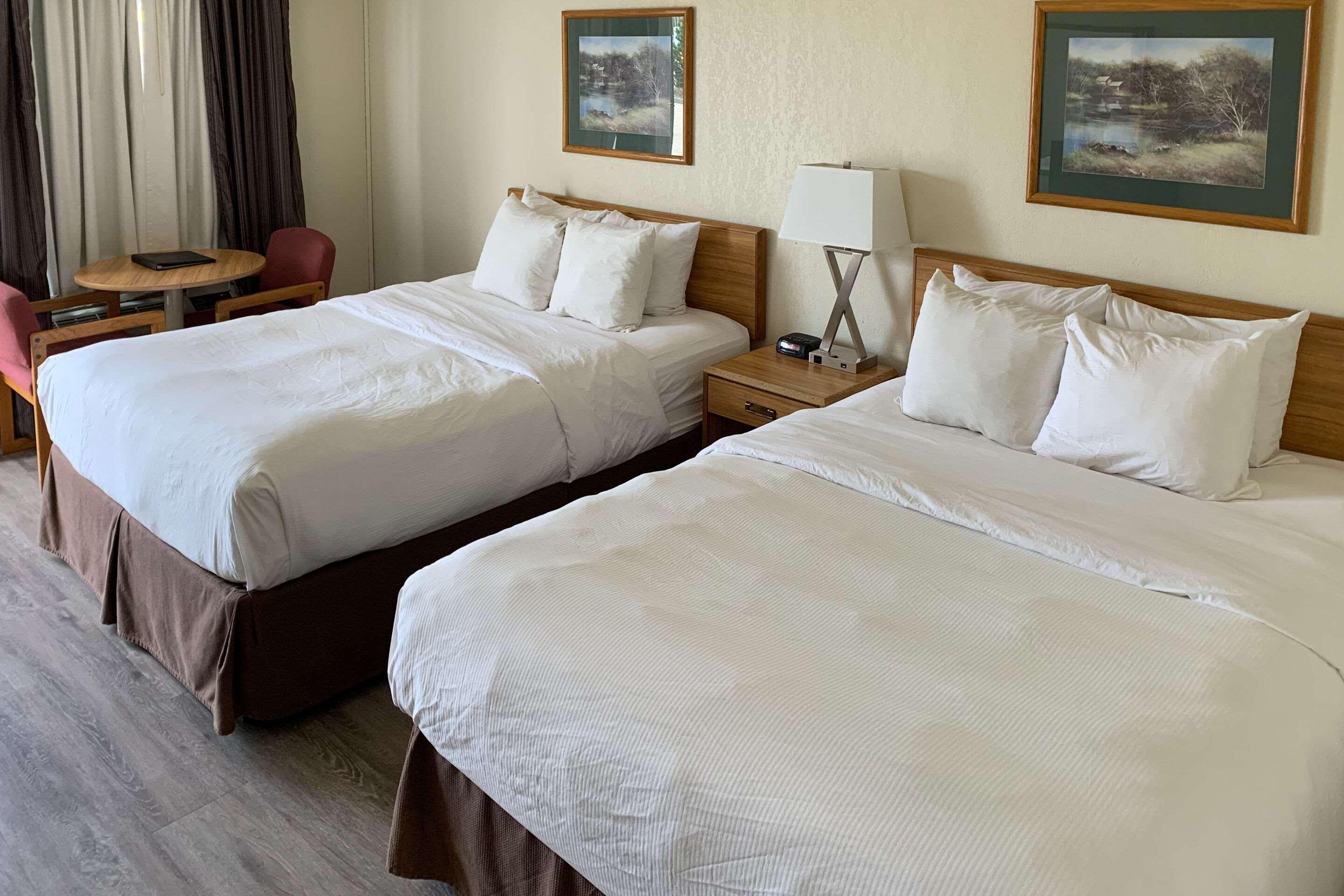 Sky Palace Inn & Suites By Jasper Beeville Εξωτερικό φωτογραφία