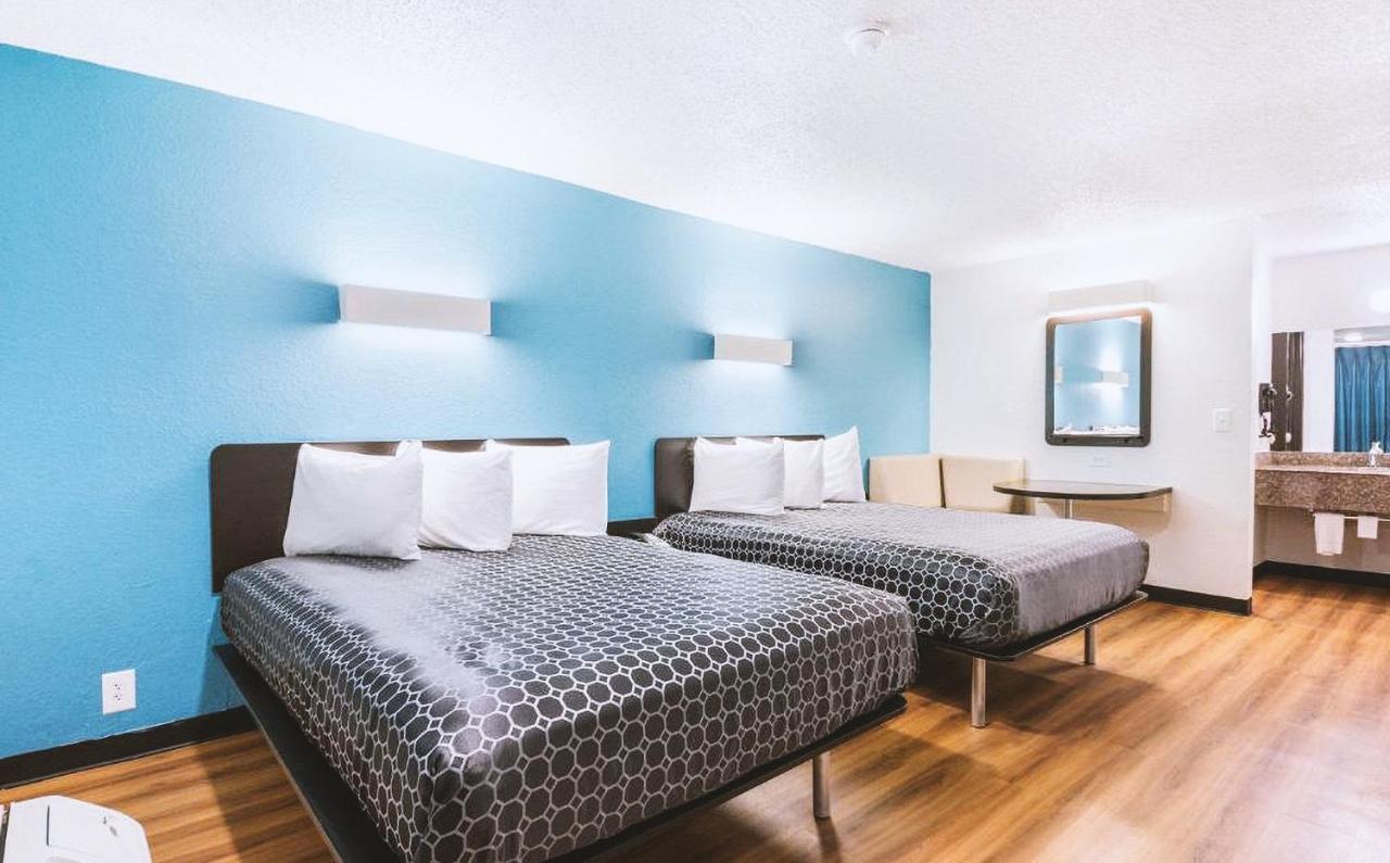 Sky Palace Inn & Suites By Jasper Beeville Εξωτερικό φωτογραφία