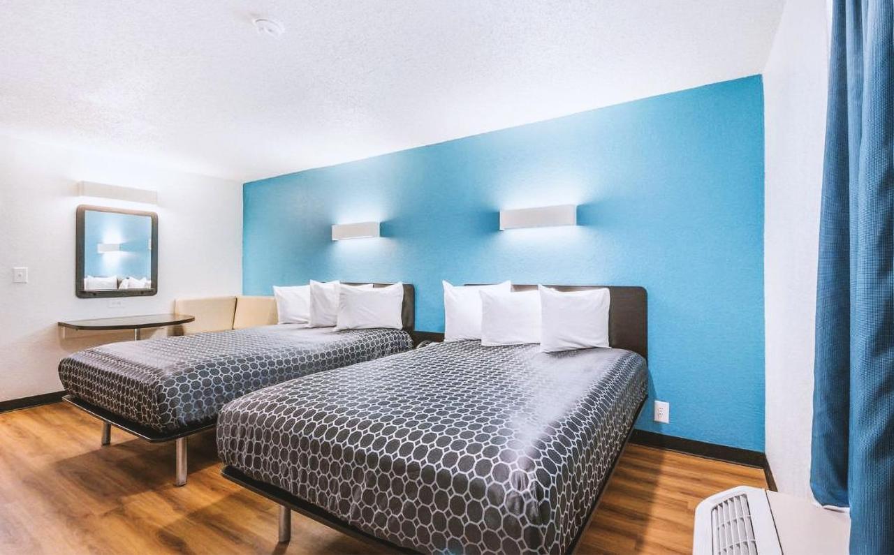 Sky Palace Inn & Suites By Jasper Beeville Εξωτερικό φωτογραφία