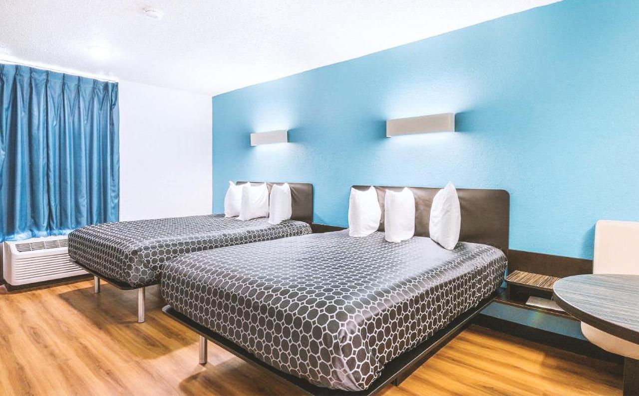 Sky Palace Inn & Suites By Jasper Beeville Εξωτερικό φωτογραφία