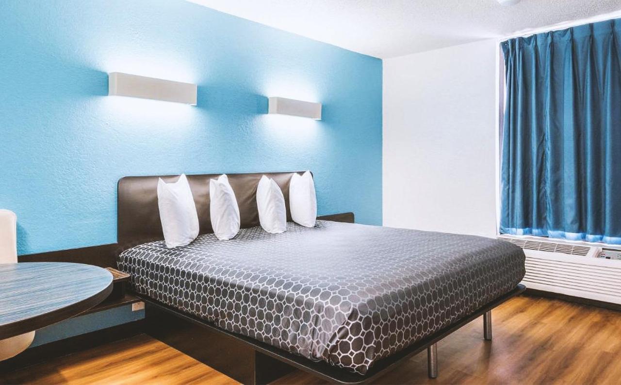 Sky Palace Inn & Suites By Jasper Beeville Εξωτερικό φωτογραφία