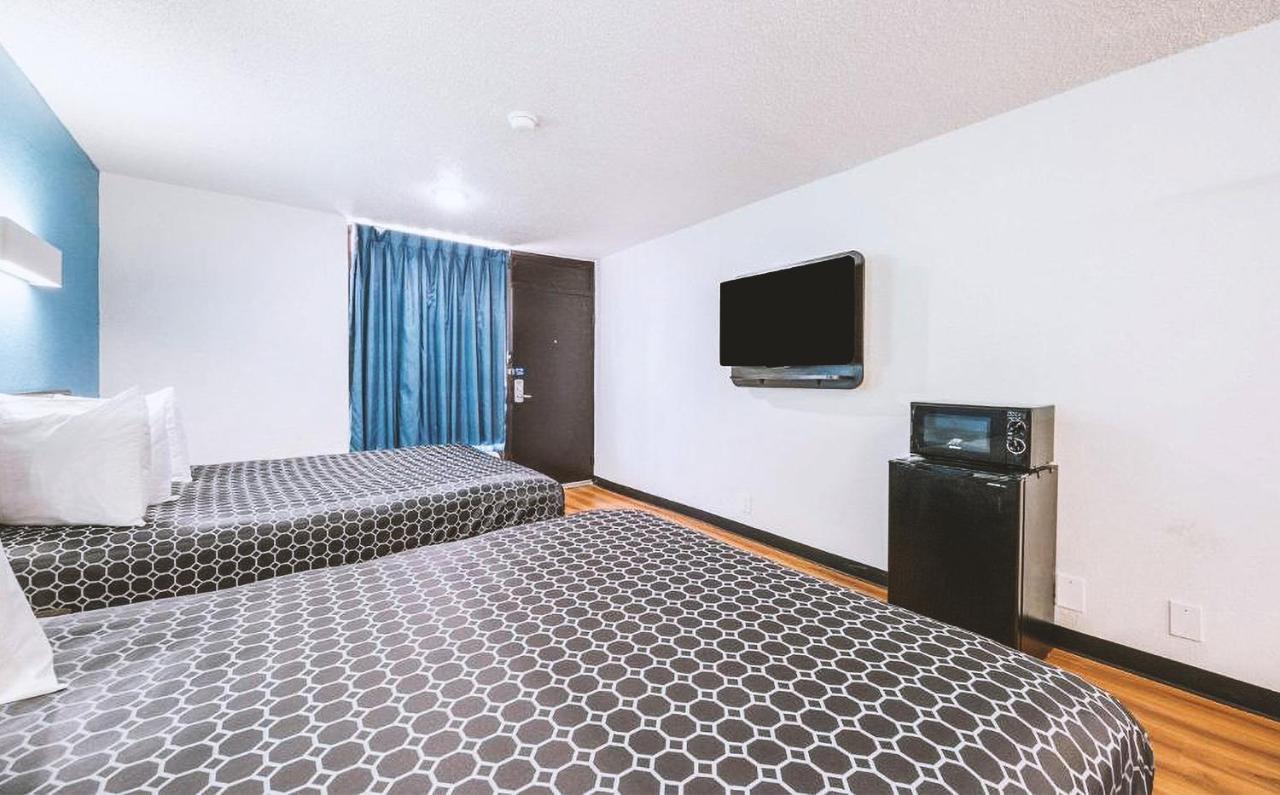 Sky Palace Inn & Suites By Jasper Beeville Εξωτερικό φωτογραφία