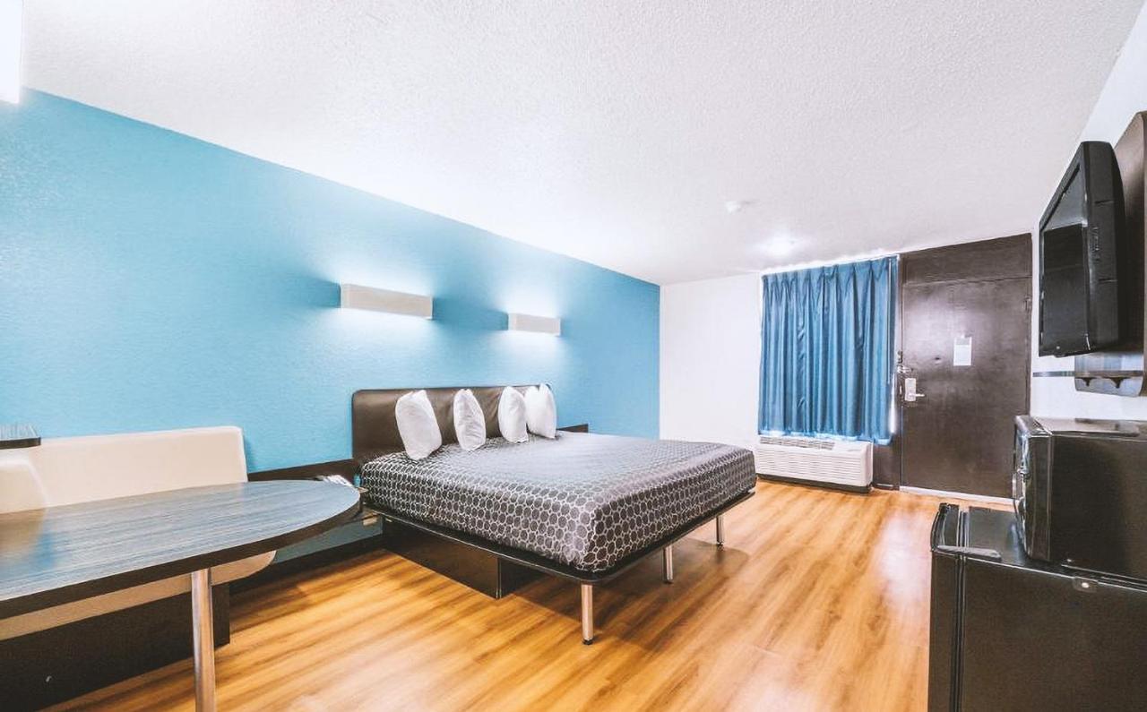 Sky Palace Inn & Suites By Jasper Beeville Εξωτερικό φωτογραφία