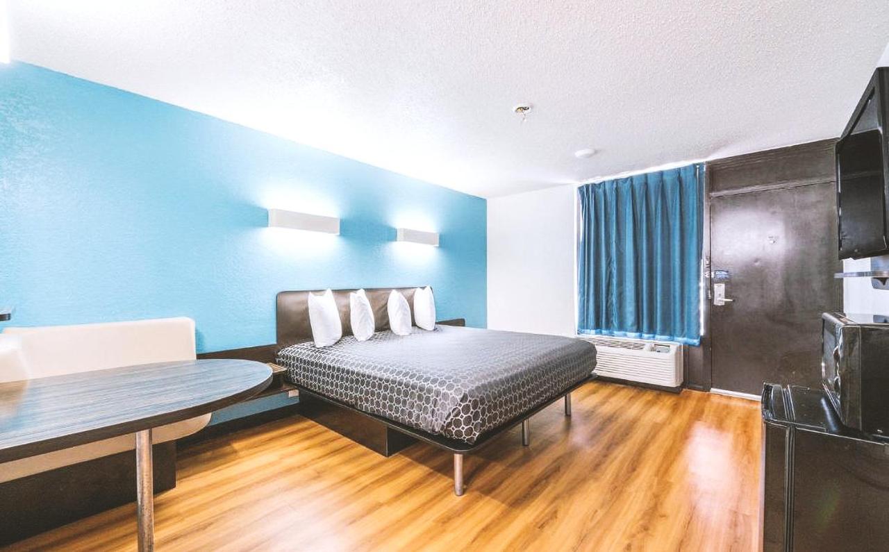 Sky Palace Inn & Suites By Jasper Beeville Εξωτερικό φωτογραφία
