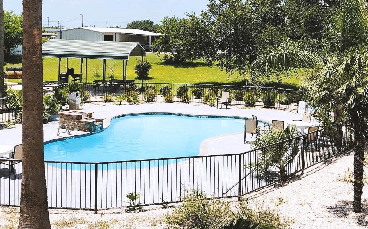 Sky Palace Inn & Suites By Jasper Beeville Εξωτερικό φωτογραφία