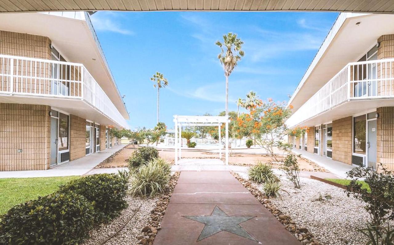 Sky Palace Inn & Suites By Jasper Beeville Εξωτερικό φωτογραφία