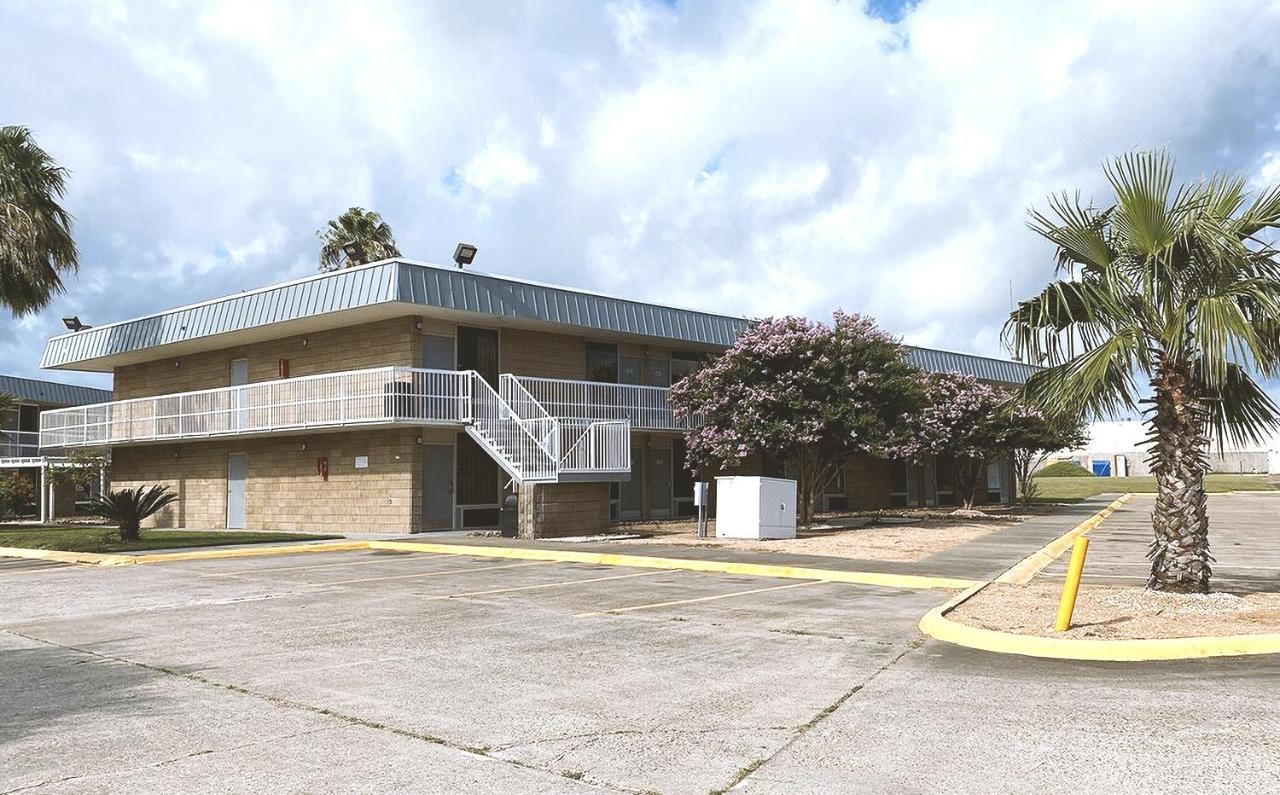 Sky Palace Inn & Suites By Jasper Beeville Εξωτερικό φωτογραφία