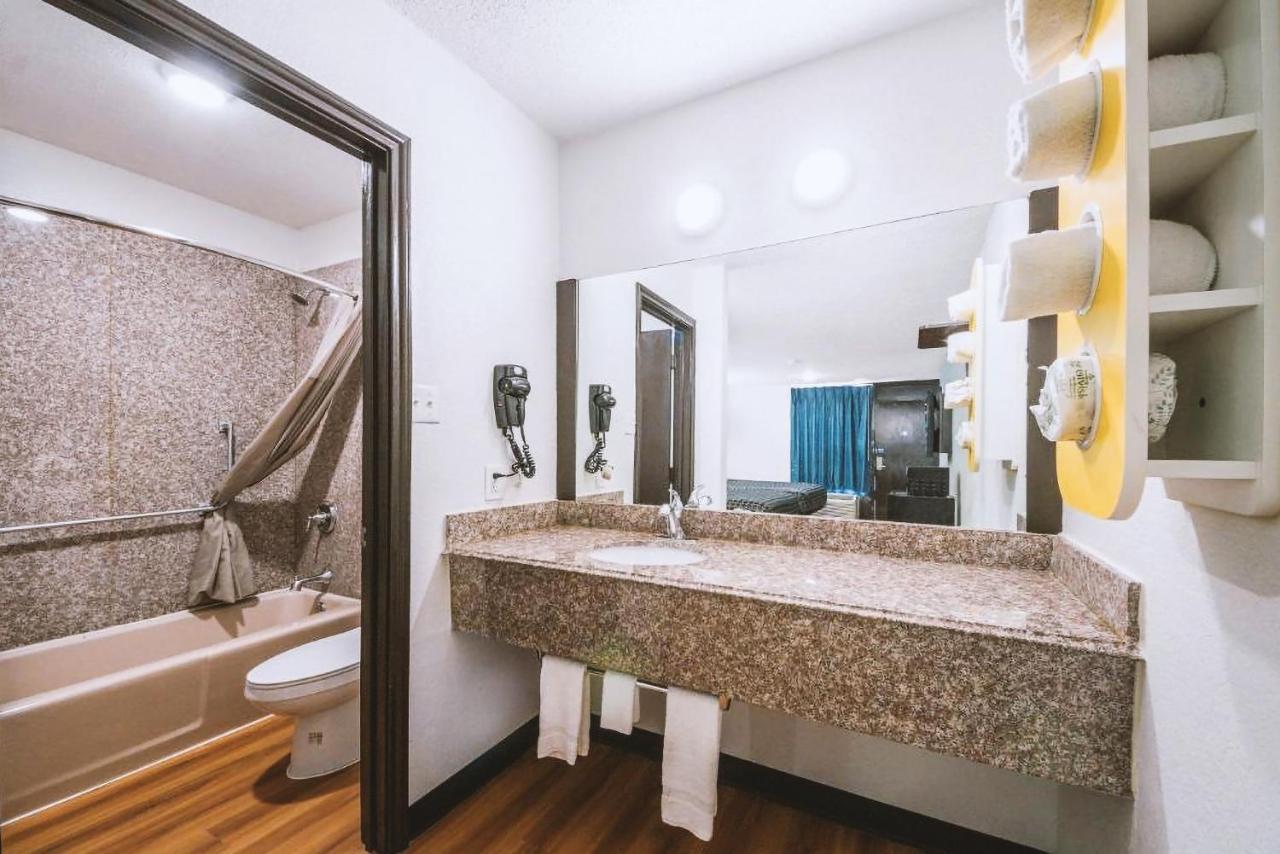 Sky Palace Inn & Suites By Jasper Beeville Εξωτερικό φωτογραφία